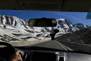 车内视角看雪山壮丽风景