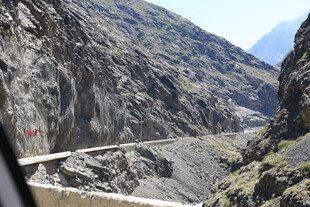 山间蜿蜒公路 险峻风光