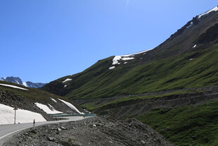 山间公路景 绿意伴残雪