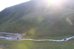 山间溪流映着灿烂阳光