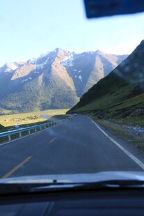 车内视角的山间公路美景
