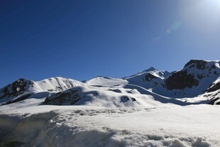 雪山蓝天壮丽自然景观