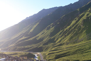 山间公路穿行于翠绿山谷