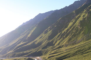 青山绵延的壮丽自然景观