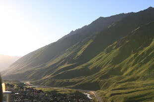 山间美景 阳光照耀绿山坡