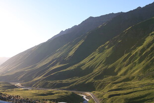 山间绿野 阳光洒落美景