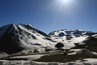 雪山风光 阳光照耀壮丽景色
