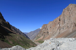 壮丽山谷中的巍峨山峰