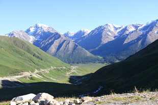 壮丽山景 山谷间的巍峨山脉
