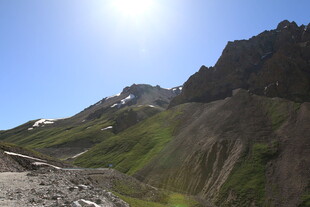 阳光照耀下的壮美山峦