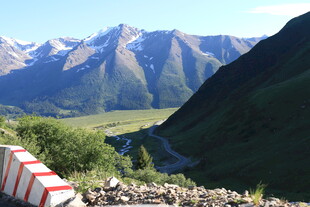 山间公路旁的壮丽山脉景色