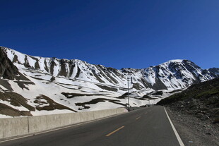 雪山旁的公路风景