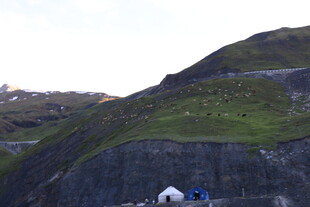 山间草地与白色建筑景观