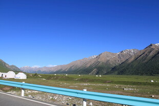 公路边的蓝天与连绵山脉