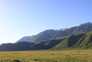 草原上的巍峨山脉