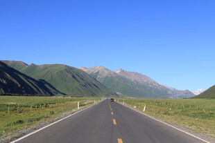 旷野公路 远山蓝天相伴