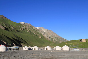 山间露营地 白色帐篷点缀