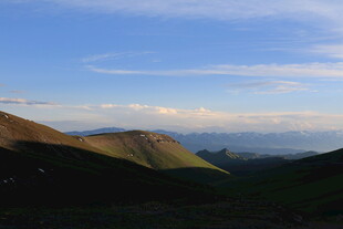 壮丽山景与蓝天