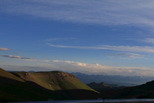 壮丽山景与蓝天