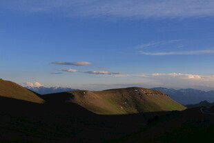 黄昏下的山峦美景