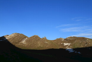 壮丽山景 蓝天映衬