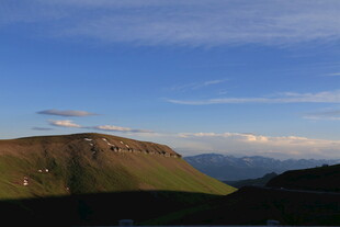 壮丽山景 蓝天白云相伴