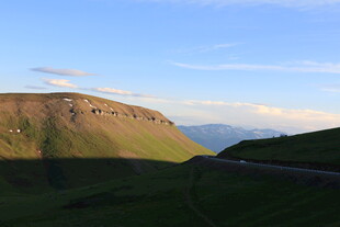 山间公路旁的秀丽风光