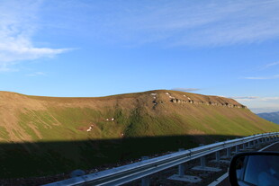 壮丽山景与铁轨风光