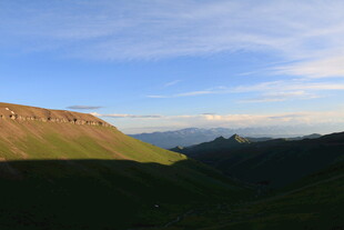 壮丽山景 蓝天绿野相映