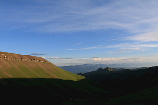 壮丽山景 蓝天之下的风光