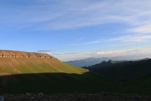 壮丽山景 蓝天之下的风光