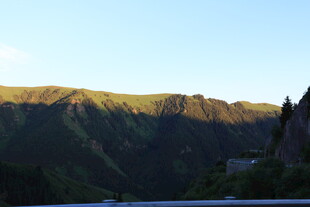 夕阳下的山峦美景