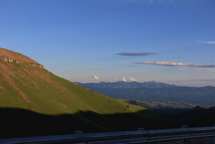 黄昏下的青山美景