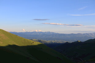 青山蓝天间的壮美风景