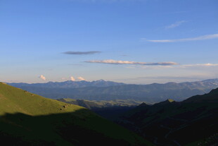 山间美景 蓝天绿野相映