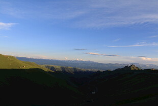 山间美景 蓝天绿野相映