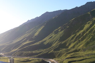 山间公路蜿蜒于翠绿山坡