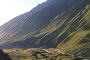 山间蜿蜒公路 绿意盎然