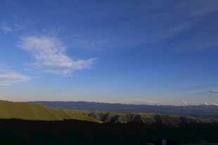 蓝天绿野间的壮阔山景