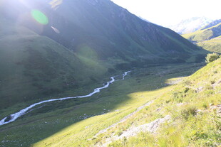 山间蜿蜒河流美景