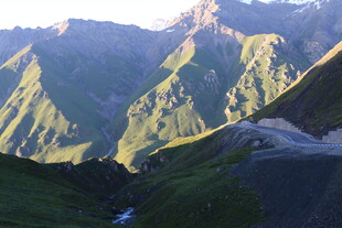 壮丽山景 山谷间的自然之美