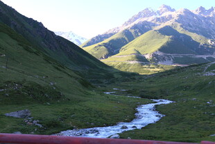 山间溪流伴葱郁山谷美景