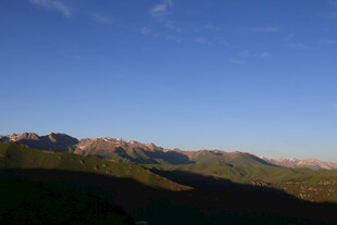 夕阳下的山峦美景
