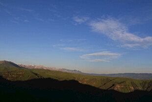 黄昏下的山峦美景