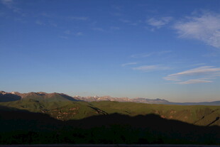 黄昏下的山峦美景