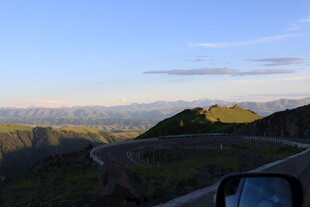 车中视角的壮丽山景