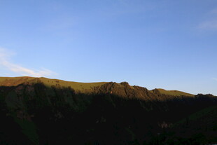 夕阳下的山峦美景