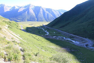 山间公路蜿蜒于翠绿山谷