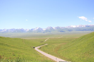草原蜿蜒公路与远山美景