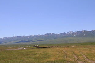 草原远山风景图
